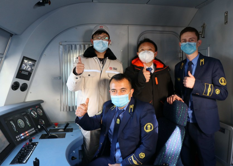 2020年12月17日，中国技术人员在乌兹别克塔什干的电力机车上与乌兹别克司机合影留念（图片/新华社）