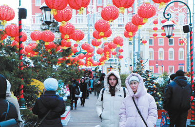 莫斯科市民在特维尔广场游览。 　　本报记者 隋 鑫摄