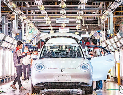 工人在位于泰国罗勇的长城新能源汽车制造基地生产车间内工作。新华社记者 王腾摄