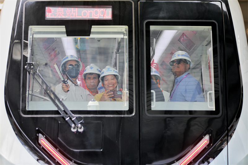 考察团记者感受全自动运行列车。《中国经济周刊》记者 肖翊摄