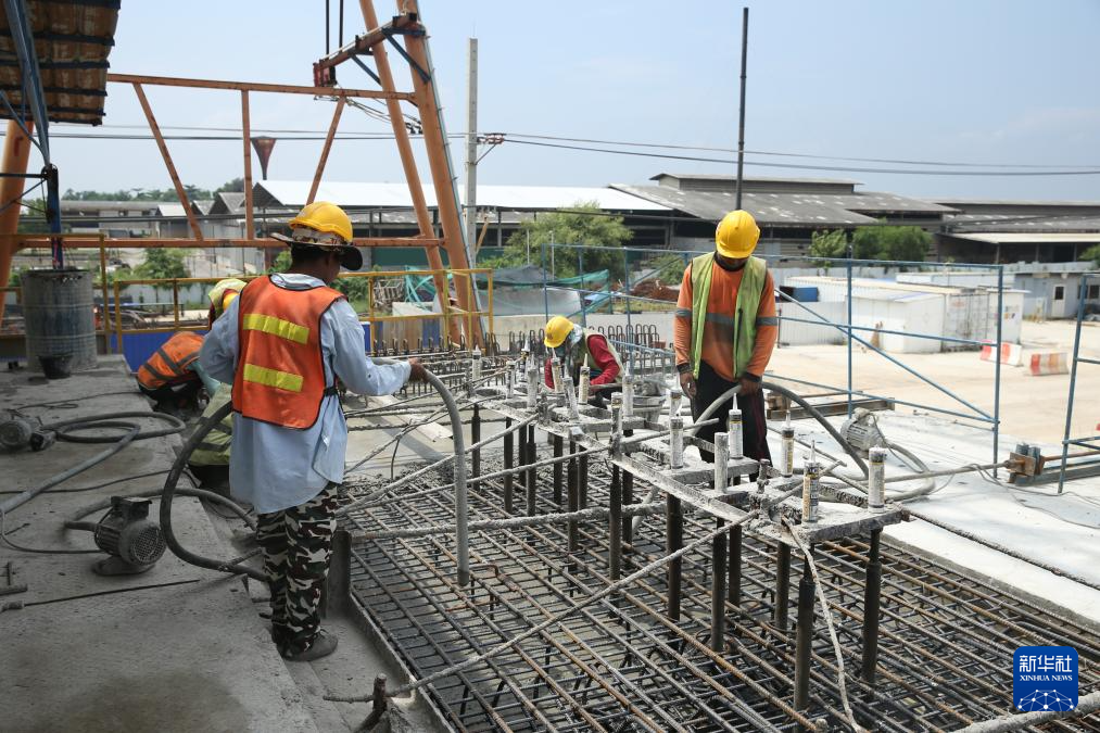 10月11日，工人在位于泰国大城府的中泰高铁项目4-3标段施工现场作业。新华社记者 孙玮彤 摄