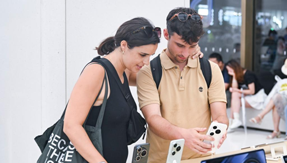 “中国购”成为入境游新趋势7月11日，外交部发言人表示，中国单方面免签和过境免签国家已分别扩大到47个和55个。在免签“朋友圈”持续扩容以及离境退税“即买即退”政策的推动下，“中国游”持续升温，“中国购”也成为入境游新趋势。数据显示：今年上半年离境退税销售额同比增长94.6%。纪念品、潮玩、科技产品等成为深受外国游客喜爱的热门消费品。详情>