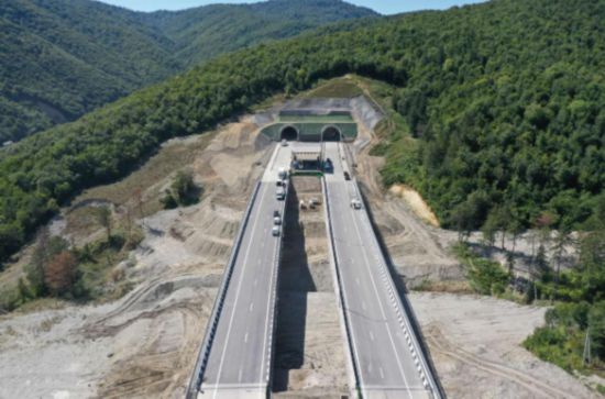　　图为无人机拍摄的F0标段公路实景。（图片由项目承建方提供）
