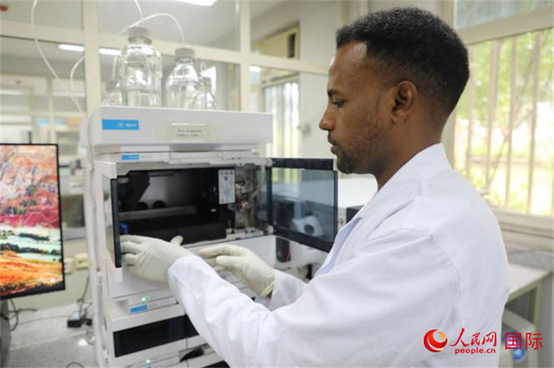 图为质量分析师法努埃尔正在进行样本检测。人民网记者 沈小晓摄