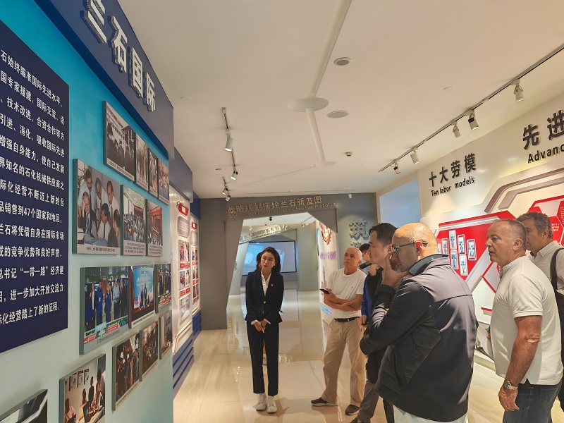 兰石集团展览馆内,中外媒体嘉宾认真聆听产品“走出去”的介绍。 本报记者 银燕摄