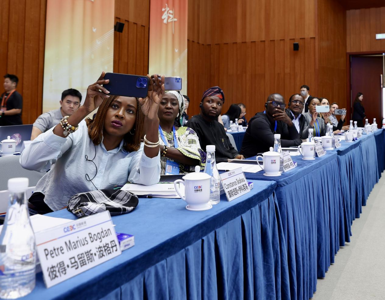 中外媒体嘉宾听取中国能建相关专题报告。(蒋雨师摄)