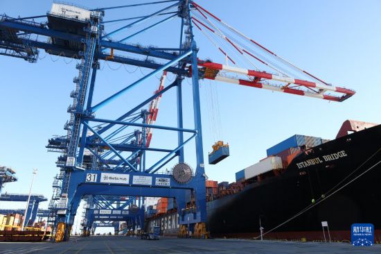 10月19日，从中国宁波舟山港出发的中欧北极快航航线首艘货船抵达波兰北部格但斯克港。新华社记者 崔力 摄