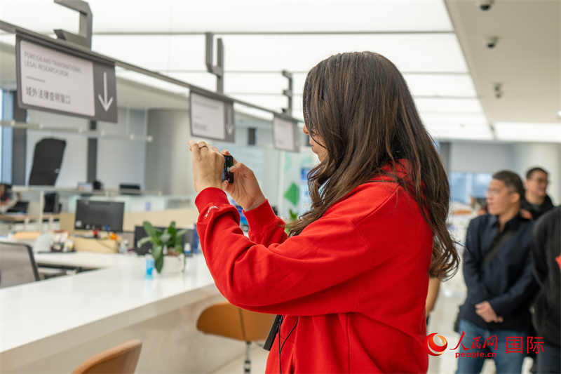 采风团成员在深圳出海e站通参观调研。人民网记者 许峥摄