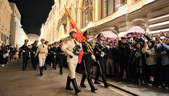 国际回响·大国外交·2025年度回眸：坚定做历史记忆的守护者作为二战主要战胜国，中俄两国携手庆祝伟大胜利具有重要意义。继5月习近平主席访俄后，今年9月普京总统应邀出席纪念中国人民抗日战争暨世界反法西斯战争胜利80周年活动。两国元首在年内实现互访，并出席对方举办的纪念活动，凸显两国元首对双边关系的战略引领作用，也为两国关系发展注入新动能。详情>