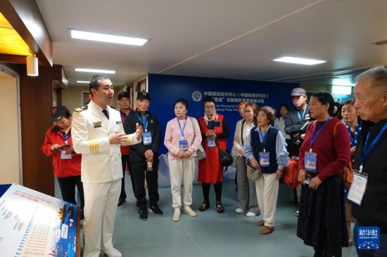 1月14日，观众在“雪龙”号上参观。新华社记者 顾天成 摄