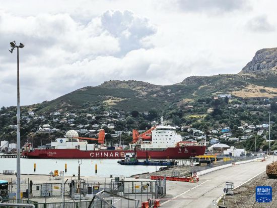 1月14日，“雪龙”号停靠在新西兰克赖斯特彻奇市利特尔顿港。新华社记者 顾天成 摄