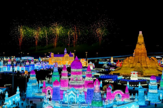 　第42届中国·哈尔滨国际冰雪节在哈尔滨冰雪大世界开幕（2026年1月5日摄，无人机照片）。新华社记者 王松 摄