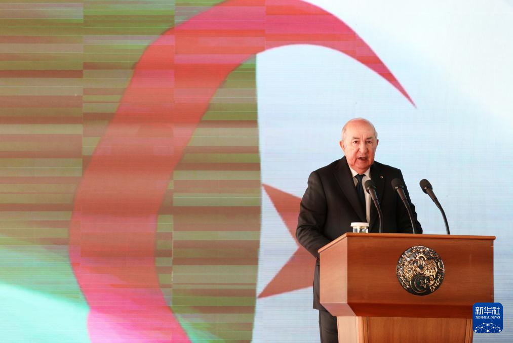 2月1日，阿尔及利亚总统特本在贝沙尔省举办的该国西部铁路矿业线项目通车仪式上宣布项目正式投入运营。