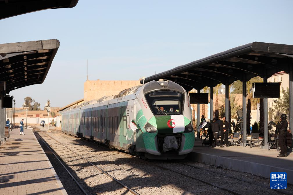 2月1日，在阿尔及利亚贝沙尔省举办的该国西部铁路矿业线项目通车仪式上，一辆列车停靠在站台上。