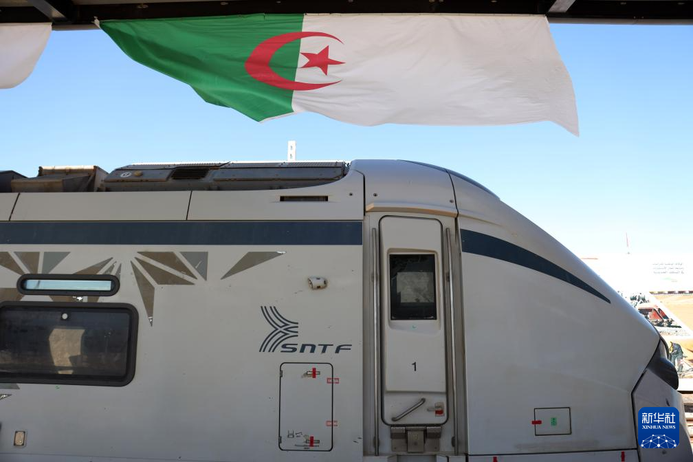 2月1日，在阿尔及利亚贝沙尔省举办的该国西部铁路矿业线项目通车仪式上，一辆列车停靠在站台上。