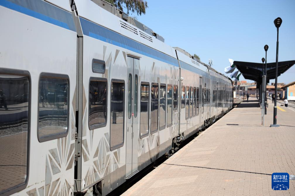 　2月1日，在阿尔及利亚贝沙尔省举办的该国西部铁路矿业线项目通车仪式上，一辆列车停靠在站台上。