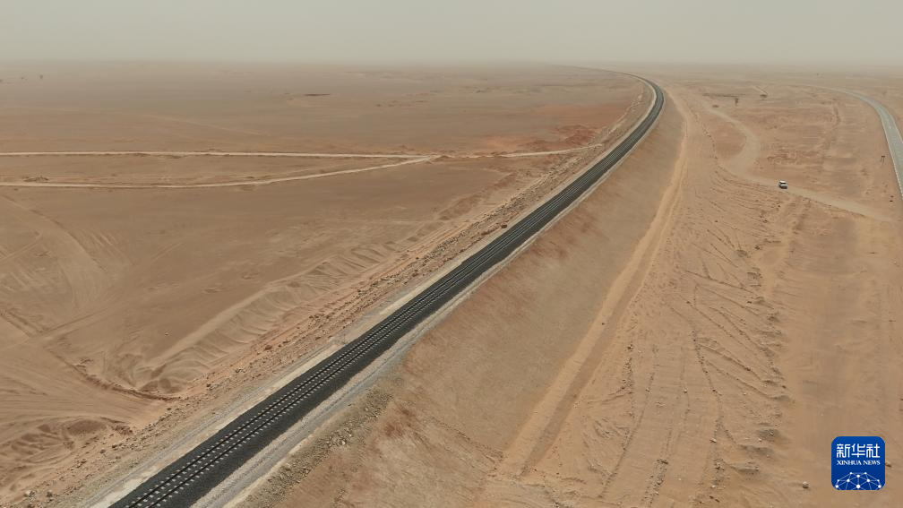 这是阿尔及利亚西部铁路矿业线的航拍照片。