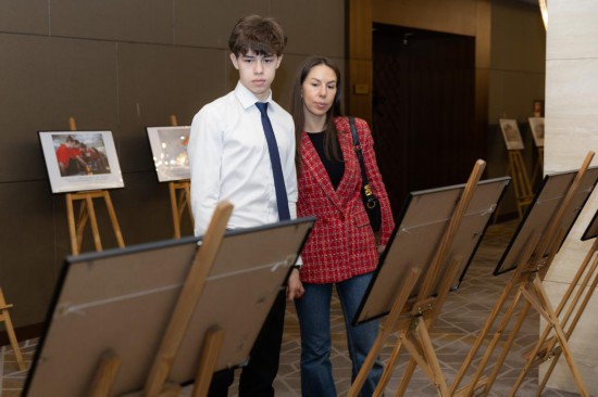 　　4月27日，在俄罗斯远东城市符拉迪沃斯托克，观众观看“命运与共 大道致远”中国式现代化成就图片展。新华社发（安德烈·马特维延科摄）