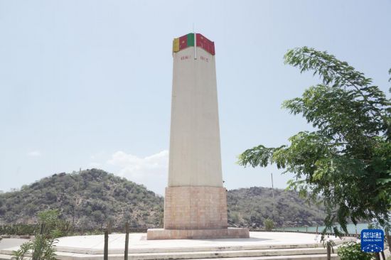 这是5月2日在喀麦隆北部大区拉格多拍摄的拉格多水电站建成纪念碑。新华社记者 王泽 摄