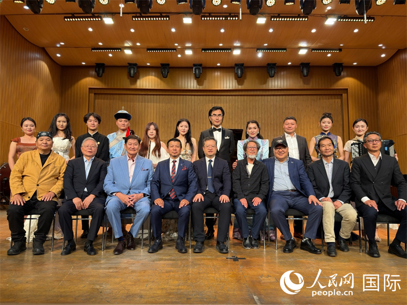 图为演出结束后，中蒙音乐家与嘉宾合影。人民网记者 张朋辉摄