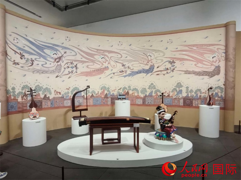 深圳美术馆新馆展出以甘肃莫高窟壁画为灵感的艺术作品。人民网 史安德摄