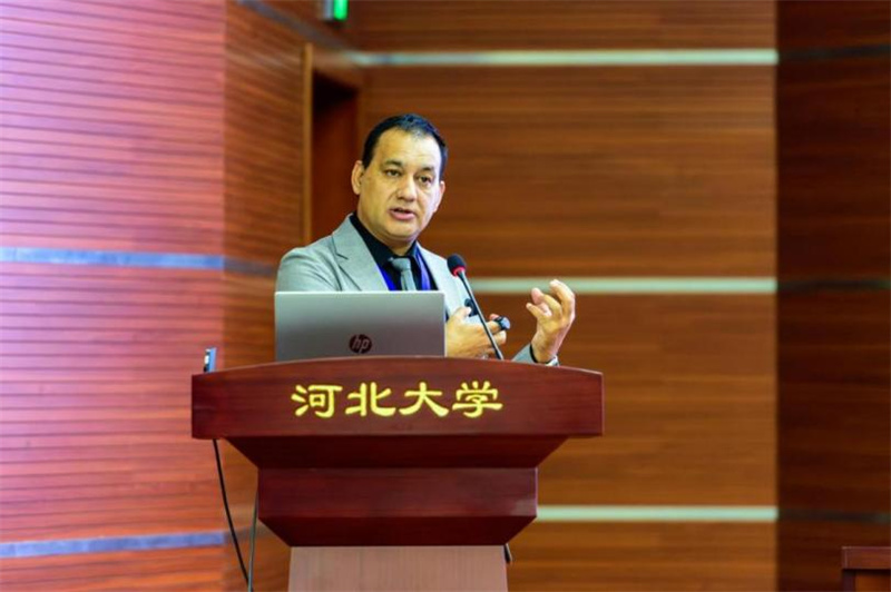作者在研讨会上作主旨发言。河北大学新闻传播学院供图