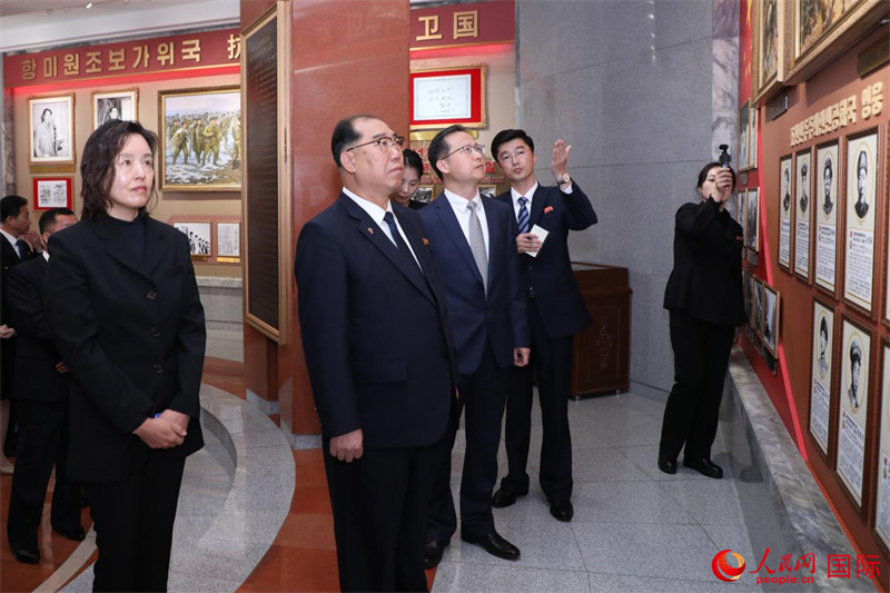 中朝双方瞻仰反映中国人民志愿军抗美援朝、保家卫国以及参与朝鲜战后重建历程的照片、绘画、题词等展示资料。 人民网记者 刘融摄