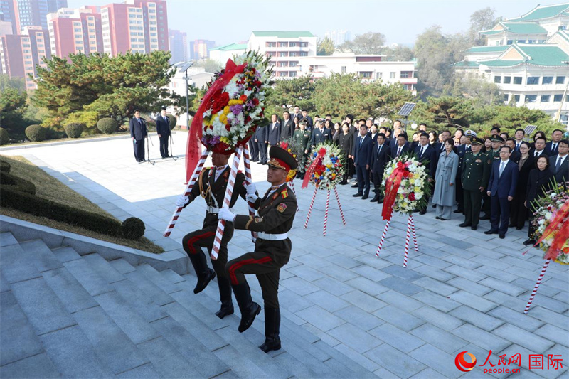 当地时间10月25日，纪念中国人民志愿军抗美援朝出国作战76周年活动在平壤友谊塔举行。 人民网记者 刘融摄