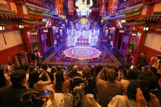 杨贵妃与唐玄宗的故事闻名中外，上元安康踏歌台下，《霓裳羽衣舞》这出“东方舞剧”如梦如幻。（图 吕周嵩 摄）