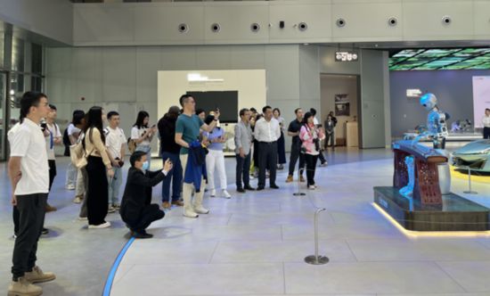 中外记者在广汽科技馆，观看智能机器人弹奏古筝。赵橙涔摄