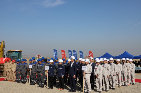 中乌两国员工共同建设乌兹别克斯坦首个大型电化学储能的新能源项目。本报记者 赖 毅摄