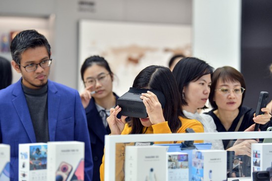 国际友人正通过VR体验全景成像效果。人民网记者 任峰涛摄