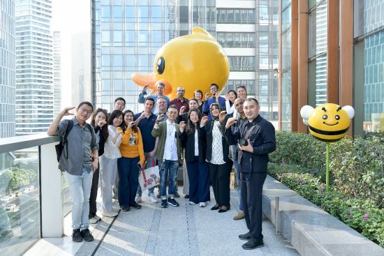 采风团一行打卡“小黄鸭”。人民网记者 任峰涛摄
