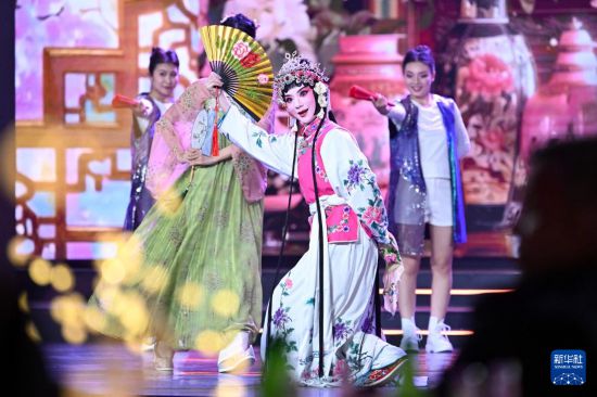   1月25日，演员在马来西亚吉隆坡进行戏曲表演。2025年“欢乐春节”全球启动仪式暨“欢乐春节 五洲同欢”演出25日晚在马来西亚吉隆坡举行。新华社记者 程一恒 摄