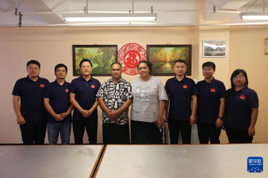 11月8日，在汤加首都努库阿洛法，患者阿伊塞亚（左四）和妻子与中国第六批援汤加医疗队队员合影。新华社发（中国第六批援汤加医疗队供图）