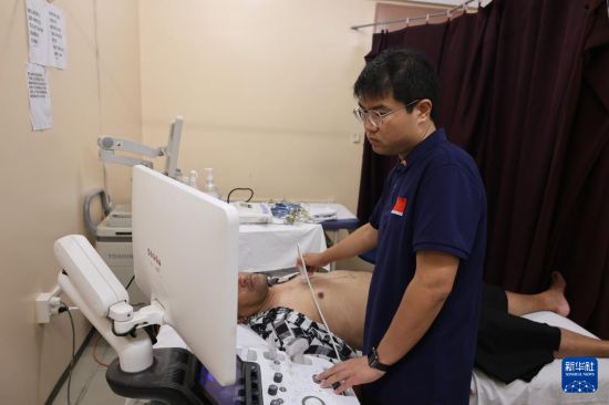 11月8日，在汤加首都努库阿洛法，中国第六批援汤加医疗队医生为患者阿伊塞亚做检查。新华社发（中国第六批援汤加医疗队供图）