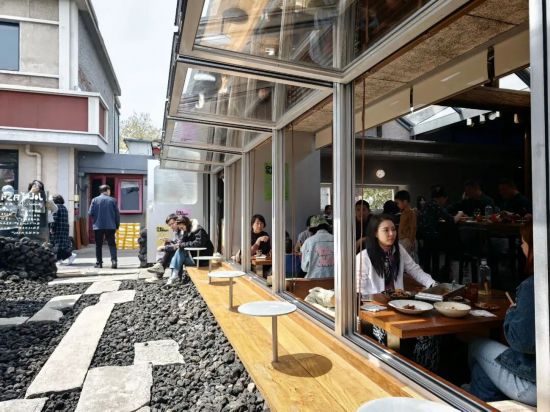 4月12日，顾客在北京白塔寺周边消费。新华社记者邢广利摄