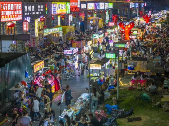 4月11日晚，广西梧州市长洲区红岭街道水云天夜市灯火璀璨、人头攒动。何华文摄