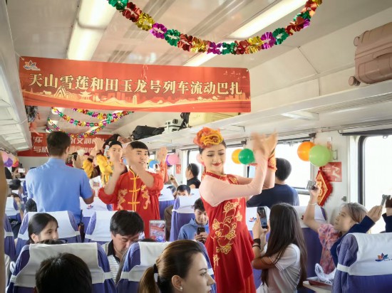 流动巴扎上的歌舞演出。（丁雅栀 摄）