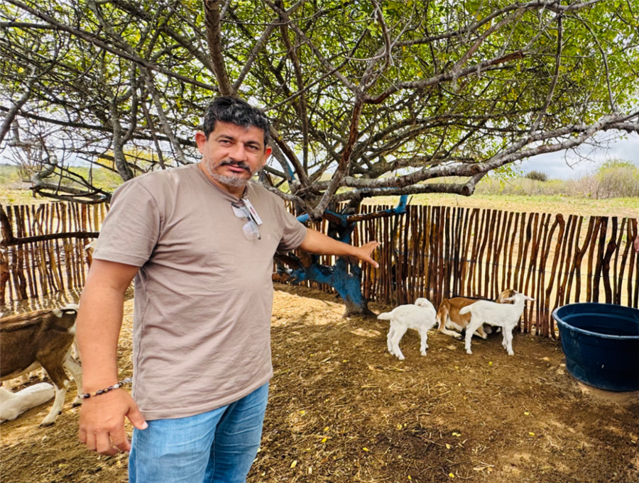 梅科研究所技术主管卡尔孔·奥利维拉正在为当地农户提供技术指导。三峡巴西公司供图