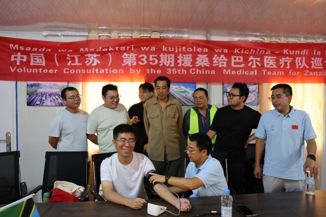 医疗队队员董政为项目部员工进行健康检查。刘慧玲摄