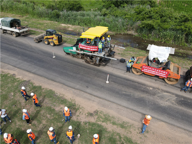 中方承建玻利维亚圣特公路2标段完成路面铺设