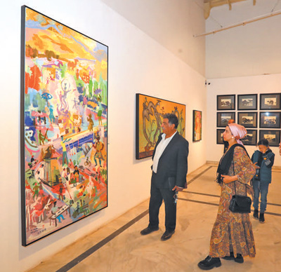 人们在埃及首都开罗参观“艺汇丝路——中阿知名艺术家采风作品展”。新华社记者 隋先凯摄