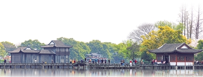 浙江杭州西湖景色优美，游人如织。王初摄（影像中国）