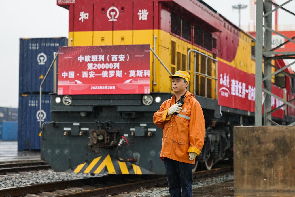 2023年9月28日，满载着165辆汽车的X8489次中欧班列从西安国际港站缓缓驶出，开往俄罗斯首都莫斯科，标志着陕西中欧班列自2013年开行首列以来，已累计开行突破20000列。新华社发（刘翔摄）
