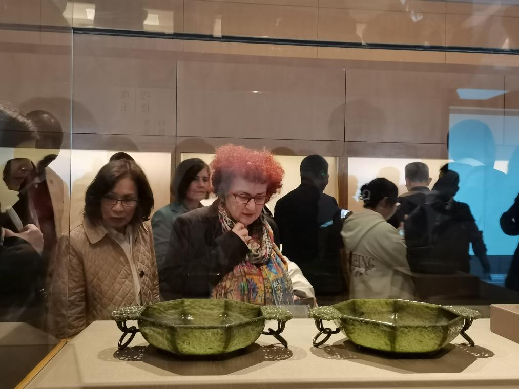 3月26日，驻华使节来到苏州博物馆参观，两位大使仔细端详展柜内的碧玉西番莲纹双耳活环八棱大洗。新华社记者 蒋文茜 摄