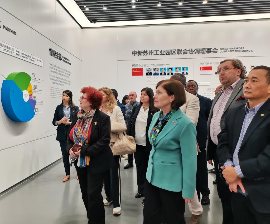 3月26日，在苏州工业园区展示中心内，驻华使节观看苏州工业园区相关介绍。新华社记者 蒋文茜 摄
