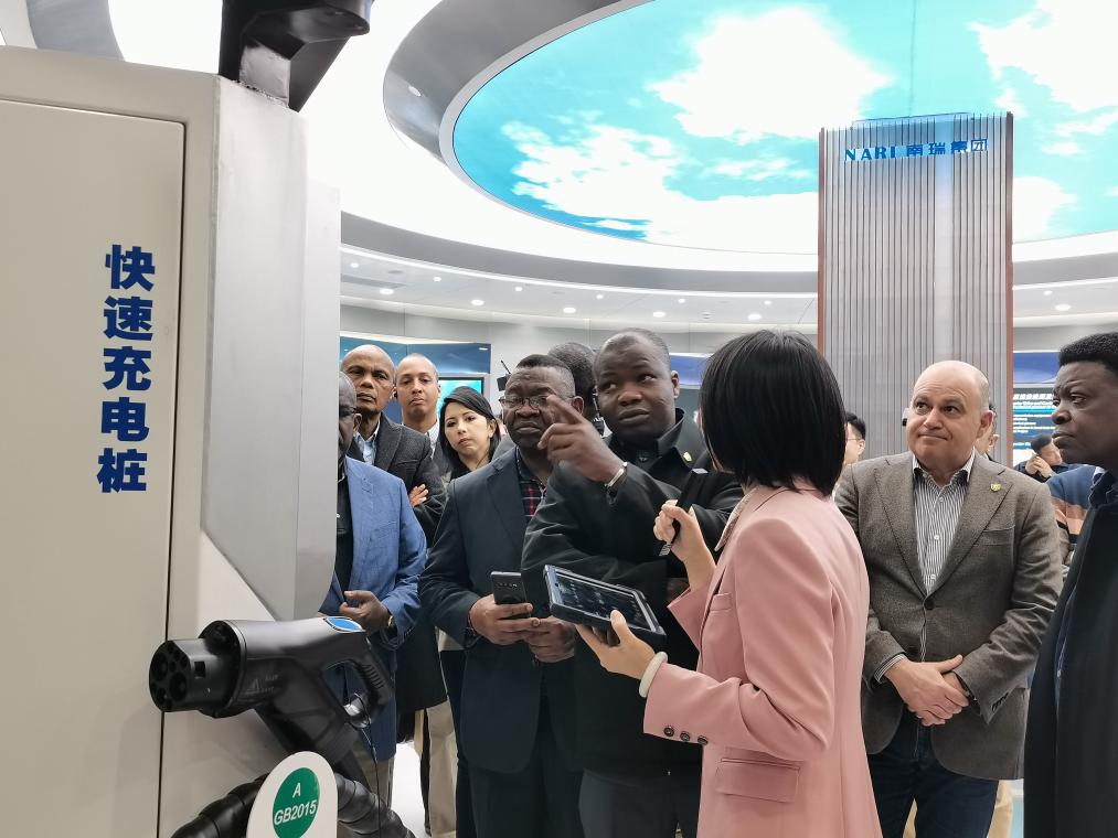 3月27日，驻华使节在南瑞集团展厅参观。新华社记者 蒋文茜 摄