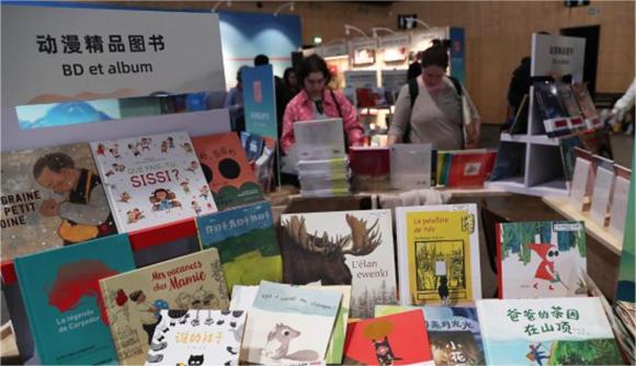 中国图书在巴黎图书节广受关注今年的巴黎图书节上，有1150种中国图书展示展销，其中法文版逾四成。几位中国作家也来到现场，与法国作家、译者、读者面对面交流。两国出版社还合作举办了研讨会、新书发布、版权输出等多场活动。据中国出版代表团方面介绍，本次参展旨在以中法建交60周年为契机，讲好中国故事，传播中华文化，全面深化中法出版交流合作，促进中法文明交流互鉴。详情>