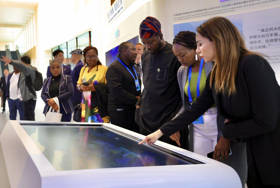 参加2025“一带一路”媒体合作论坛的意大利记者梅琳·洛佩兹（右一）在中国能建参访。（蒋雨师摄）